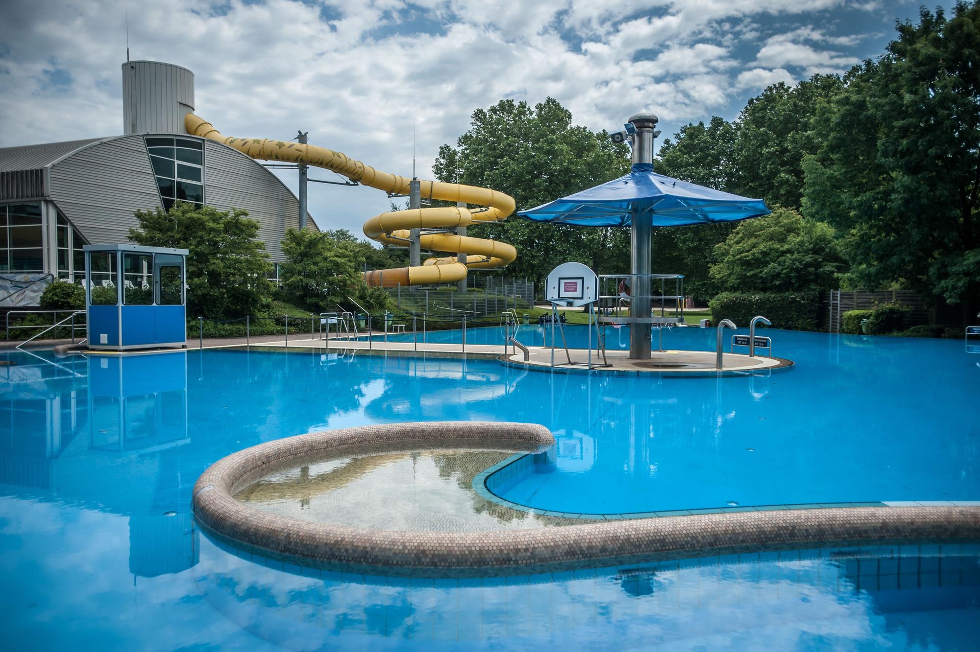 Ein menschenleeres Freibad im Calevornia Leverkusen