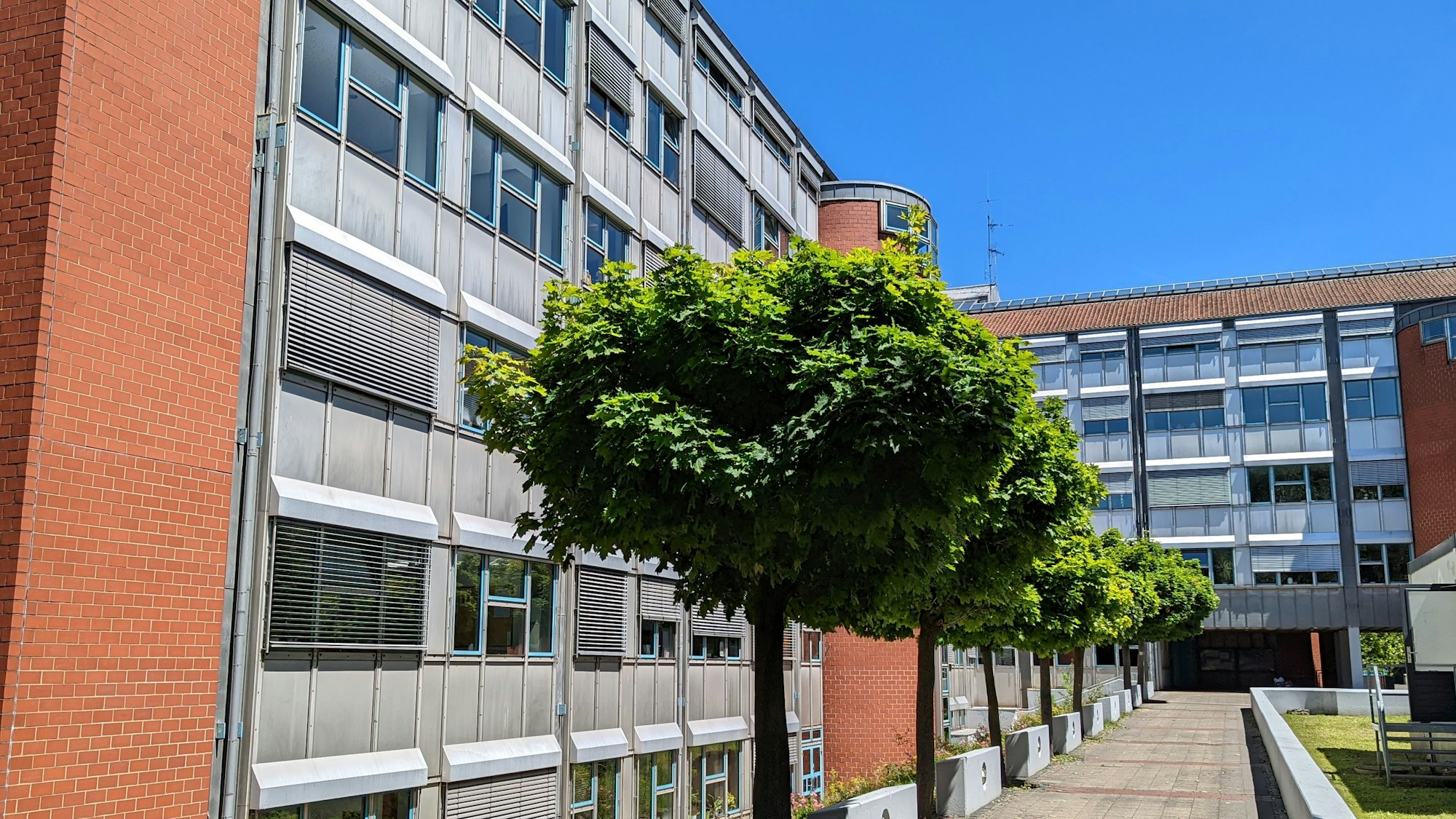 Die Fassade des Hürther Rathauses