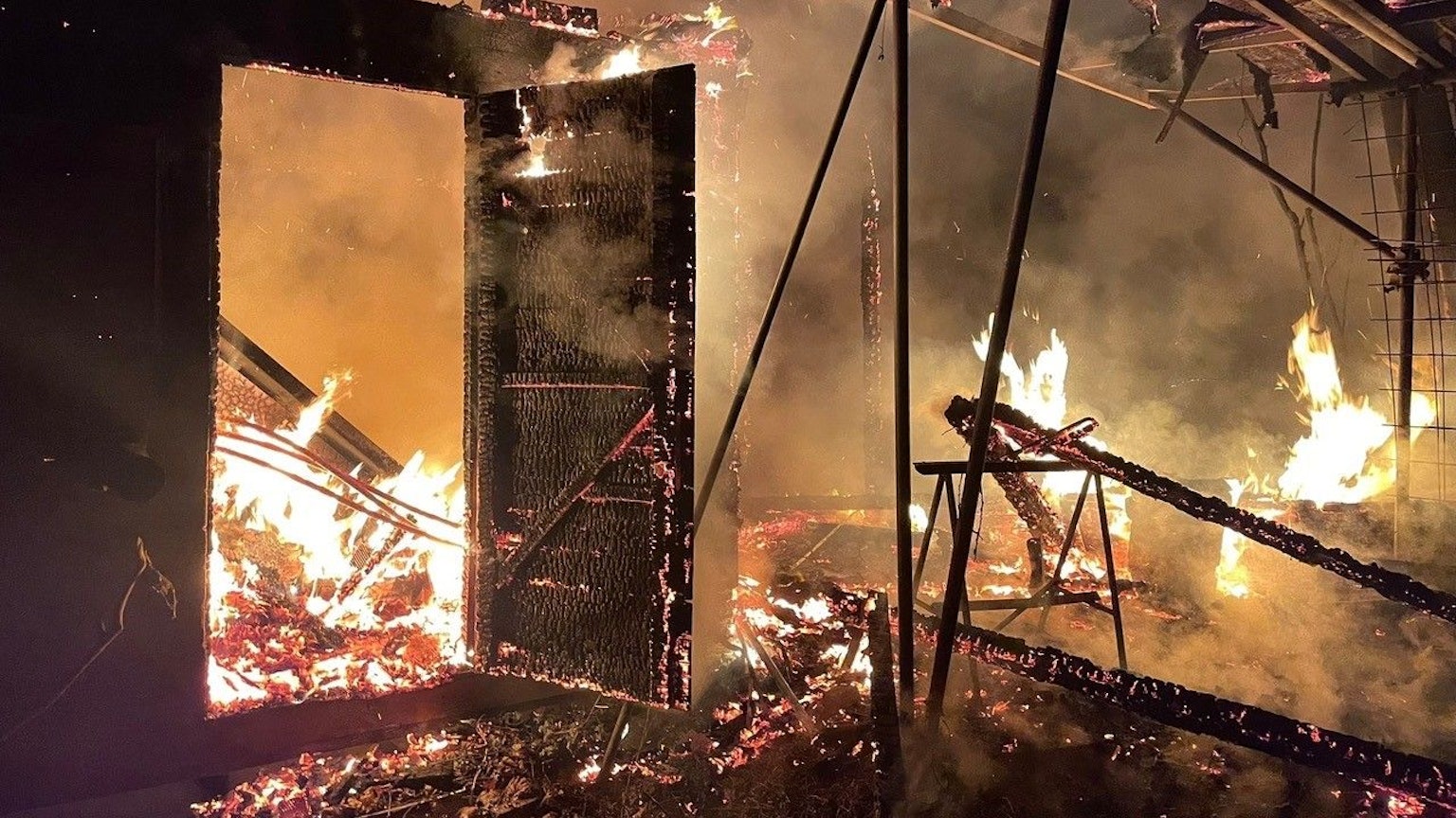 Die brennenden Bienenstöcke.