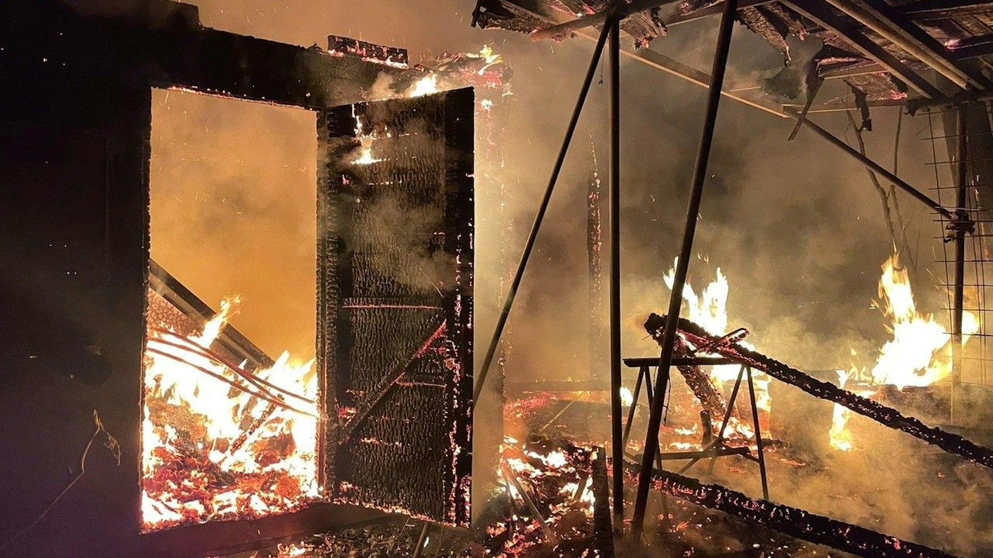 Die brennenden Bienenstöcke.