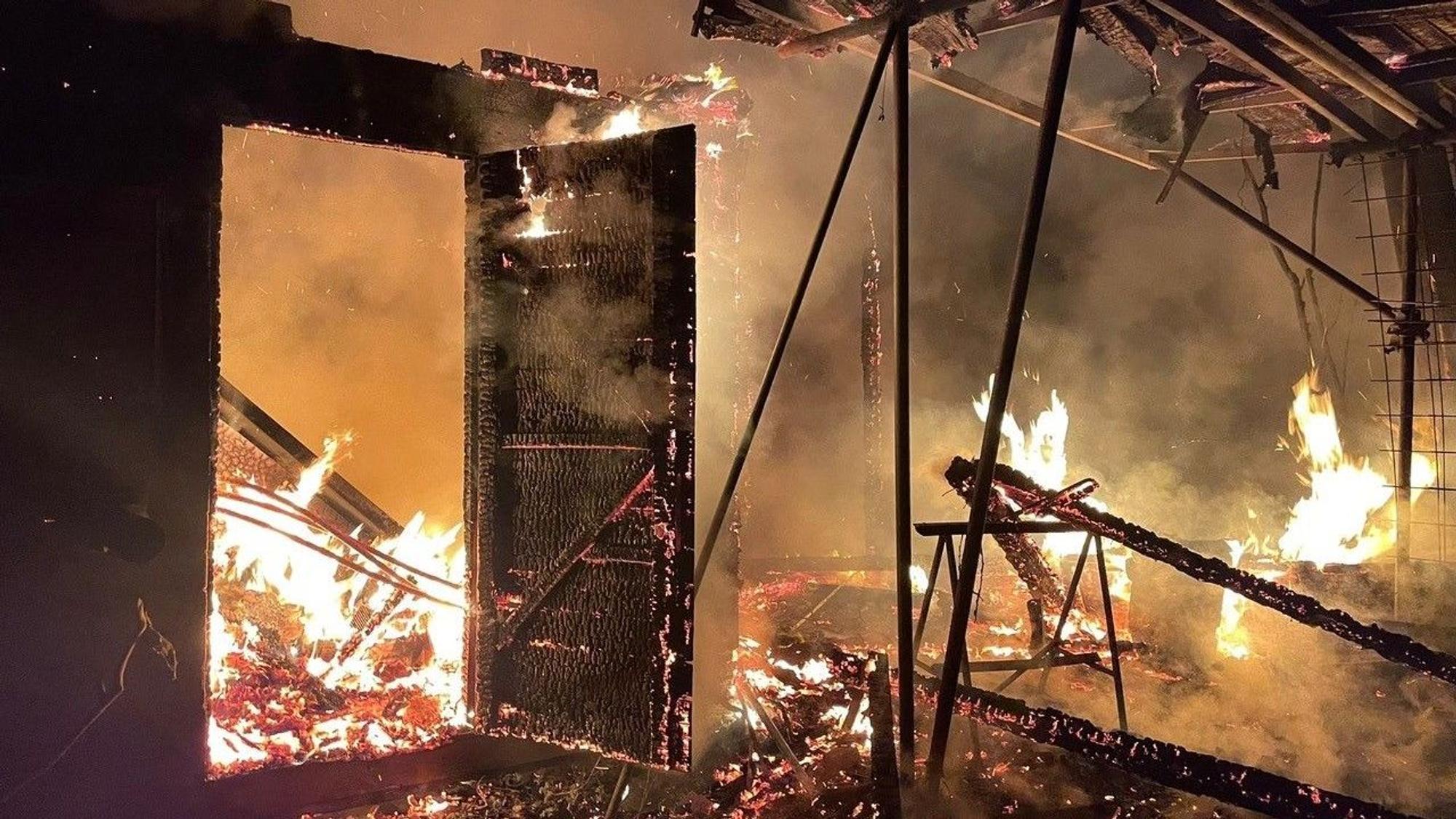 Hohe Flammen im Bedburger Bienenhaus.
