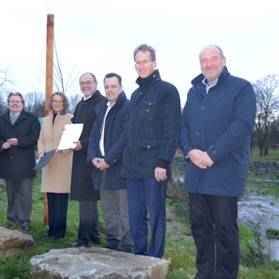 NRW-Kommunalministerin Ina Scharrenbach (CDU) übergibt im Dezember 2022 einen Förderbescheid für den Wiederaufbau nach der Flut an den Vorstand des Erftverbandes, Bernd Bucher.