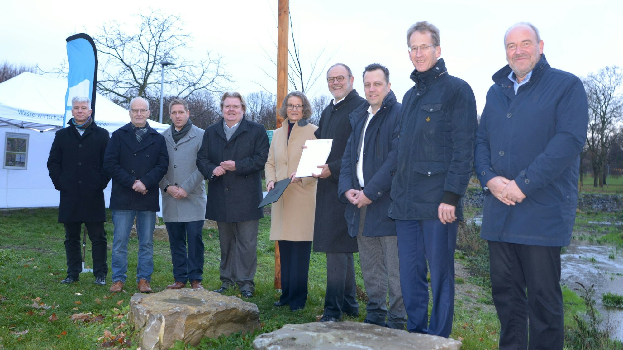 NRW-Kommunalministerin Ina Scharrenbach (CDU) übergibt im Dezember 2022 einen Förderbescheid für den Wiederaufbau nach der Flut an den Vorstand des Erftverbandes, Bernd Bucher.