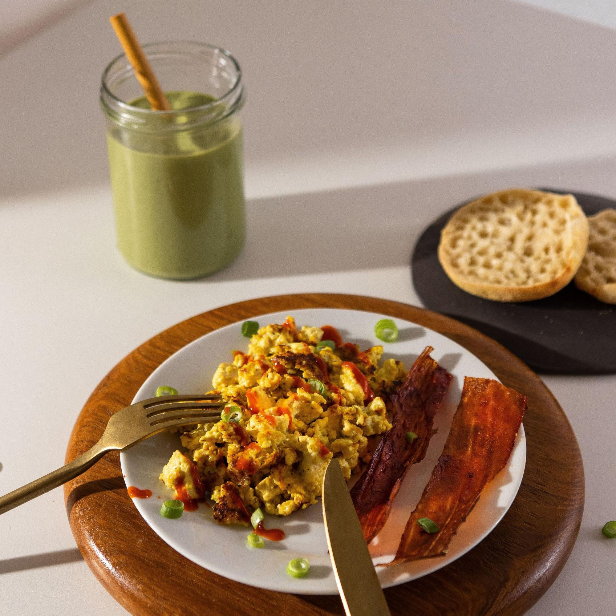 Scrambled Tofu aus dem Kochbuch "All Day Vegan" ist auf einem Teller angerichtet.