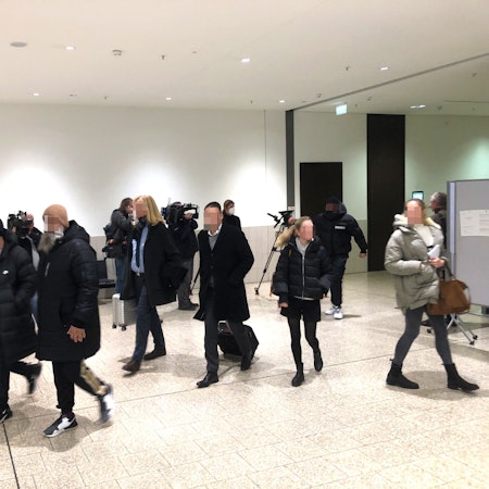 Nach der mündlichen Urteilsverkündung verlassen die Al Zeins den Gerichtssaal.