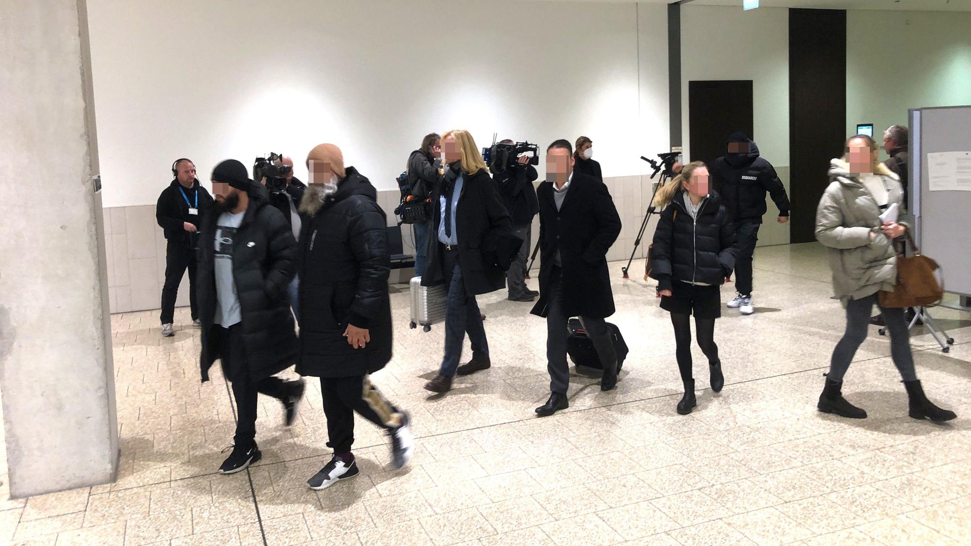 Nach der mündlichen Urteilsverkündung verlassen die Al Zeins den Gerichtssaal.