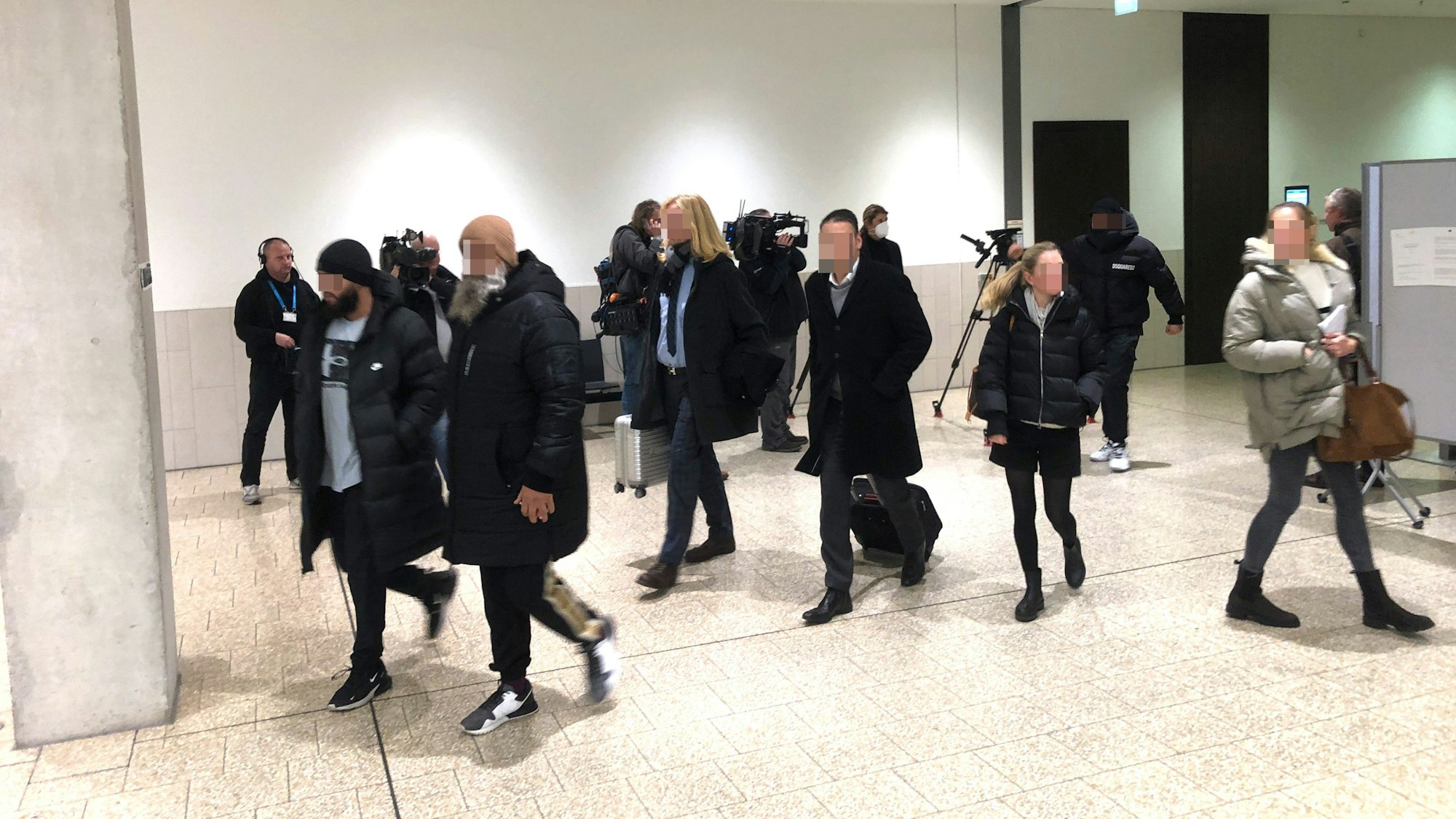 Nach der mündlichen Urteilsverkündung verlassen die Al Zeins den Gerichtssaal.