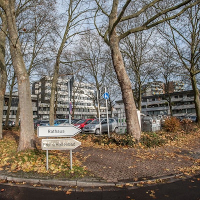 Schilder weisen zum Rathaus Leichlingen.