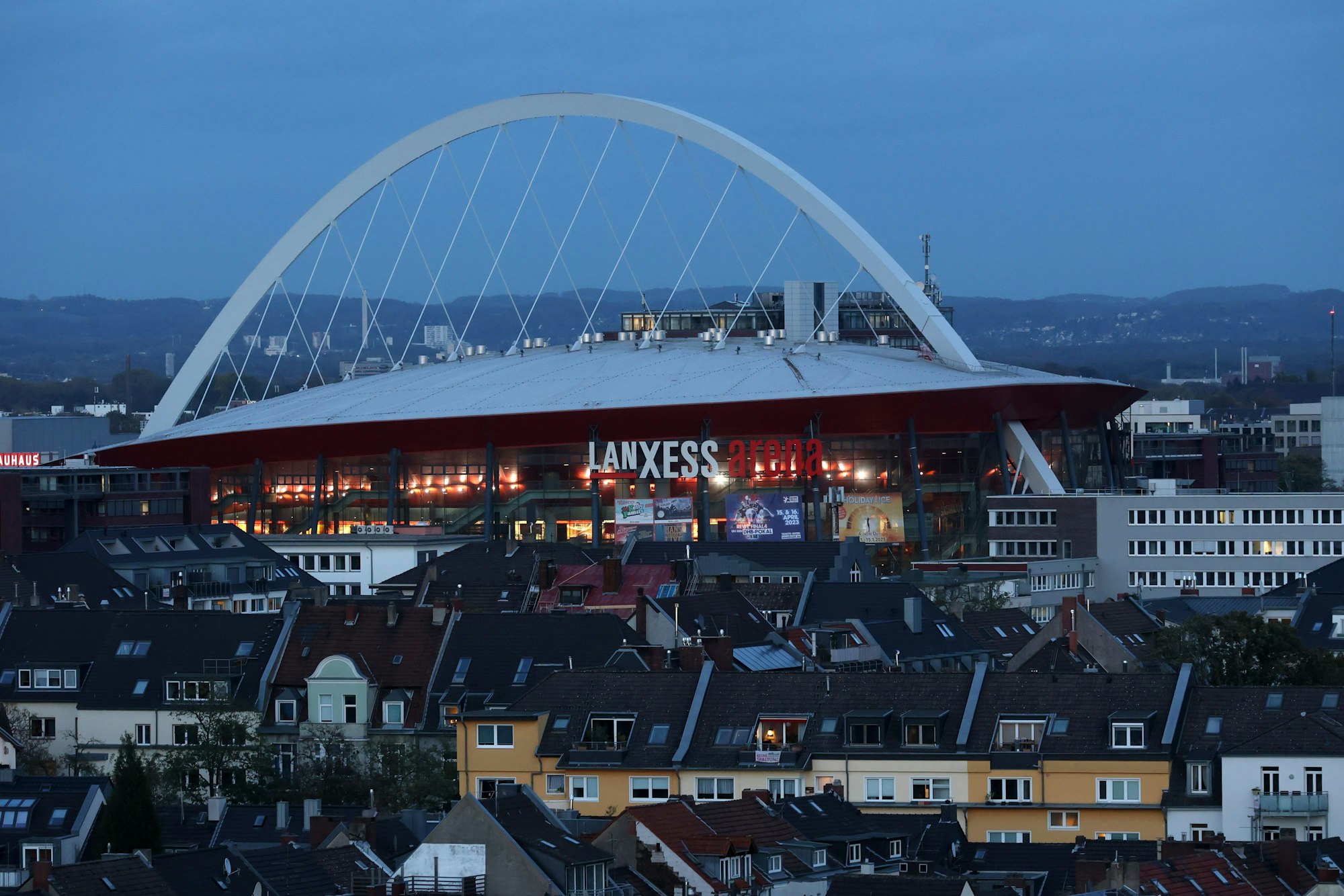Lanxess-Arena vom Riesenrad der Deutzer Herbst-Kirmes aus fotografiert.