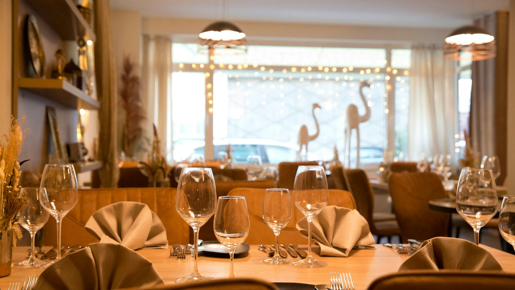 Festlich eingedeckter Tisch mit Blick in den Innenraum des Restaurants Yu*lia.