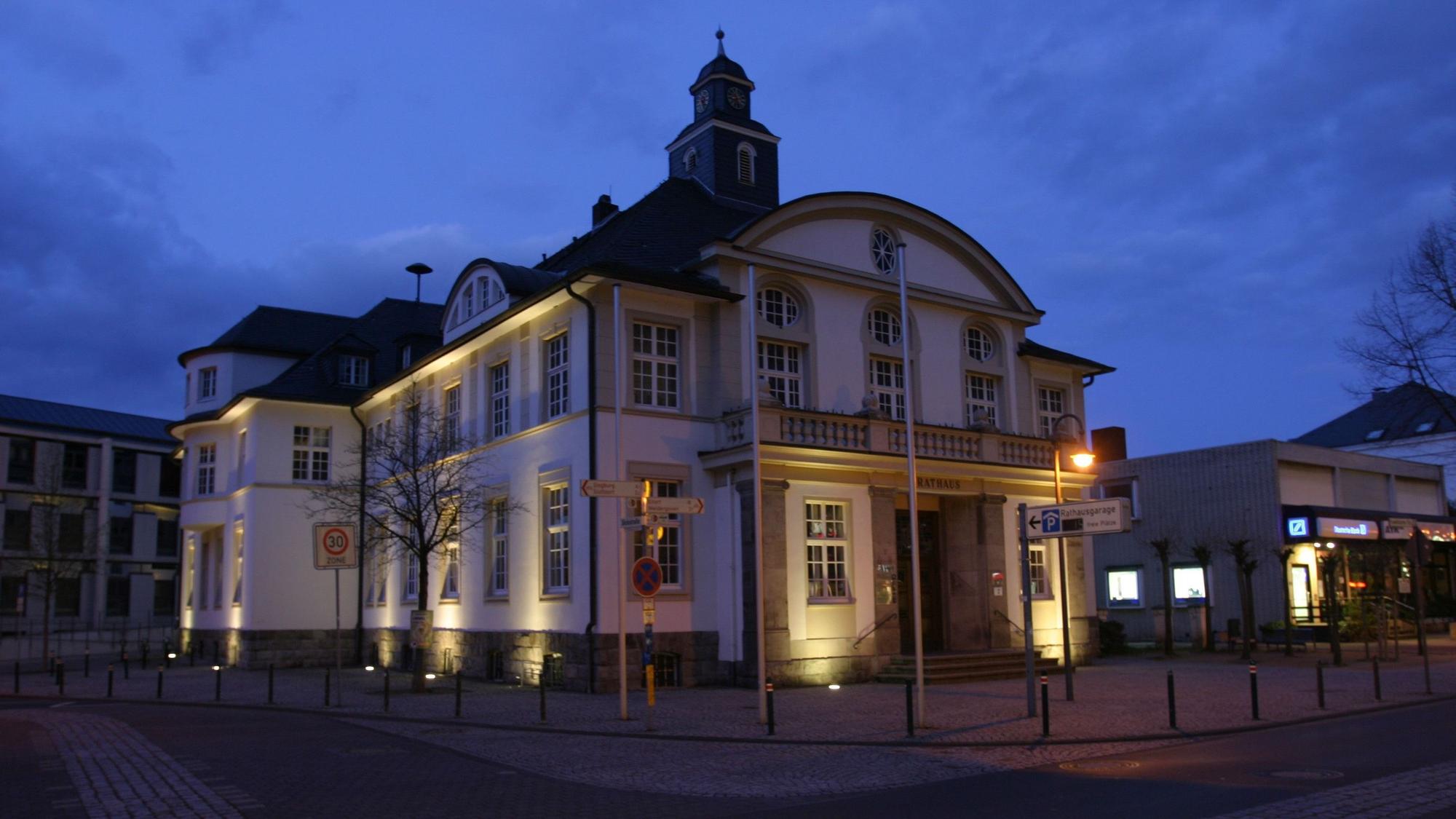 Das Hennefer Rathaus wird in der Dämmerung beleuchtet.