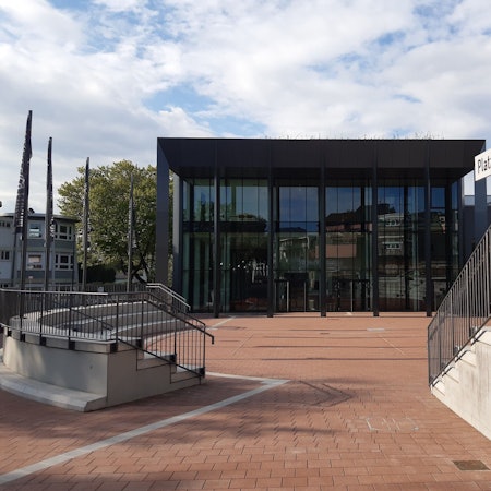 Das neu gestaltete Rhein-Sieg-Forum mit dem amphitheaterähnlichen Platz der Begegnung, hier im April 2022, hat seine „Erfolgsgeschichte“ fortgesetzt.