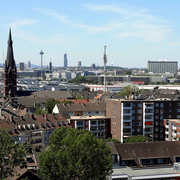 Panorama der Skyline von Köln. Im Vordergrund die katholische Kirche St. Joseph in Köln-Kalk.