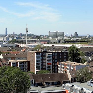 Panorama der Skyline von Köln. Im Vordergrund die katholische Kirche St. Joseph in Köln-Kalk.