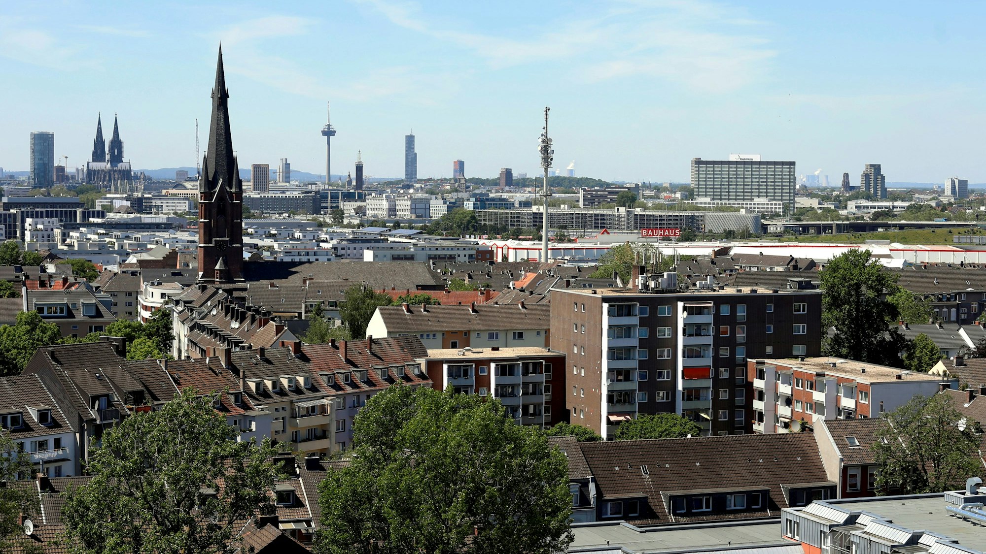 Panorama der Skyline von Köln. Im Vordergrund die katholische Kirche St. Joseph in Köln-Kalk.