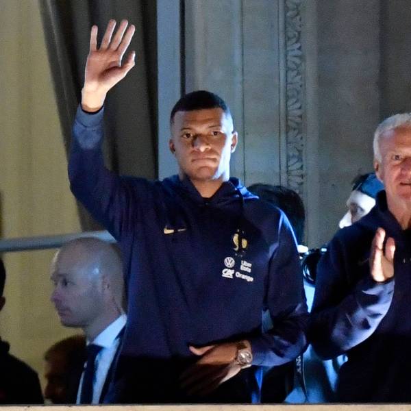 Frankreichs Superstar Kilina Mbappé und Trainer Didier Deschamps bedanken sich in Paris bei den Fans.