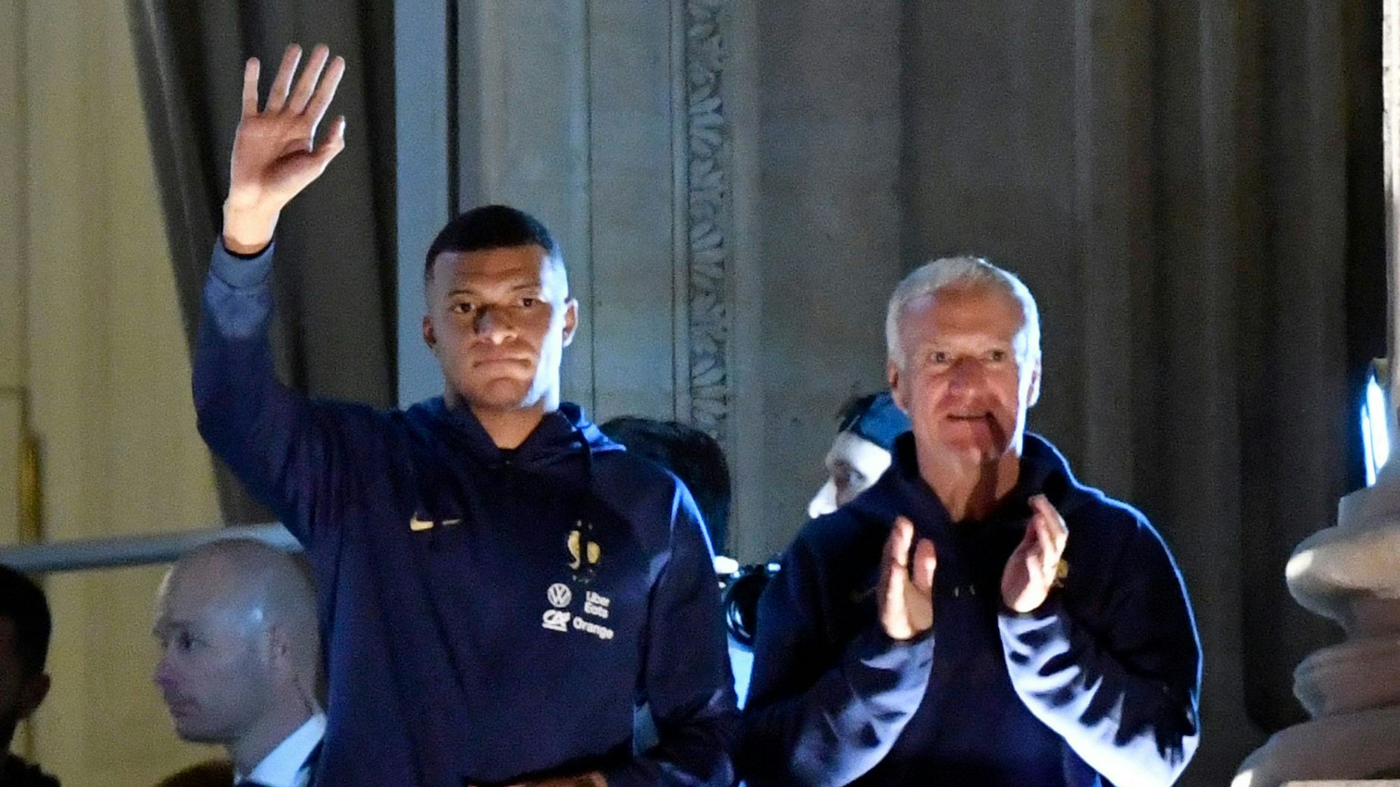 Frankreichs Superstar Kilina Mbappé und Trainer Didier Deschamps bedanken sich in Paris bei den Fans.