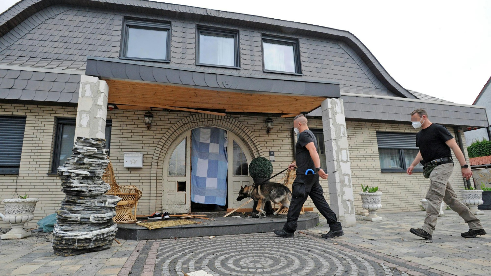 Al Zein Razzia in Leverkusen-Rheindof, Ermittler gehen in die Villa des Clans.