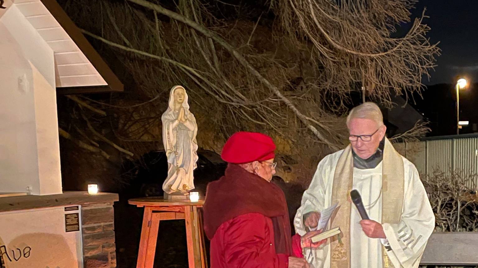 In Kreuzweingarten wird die Rückführung der Erftmadonna im Dezember 2022 an ihren alten Platz gefeiert.