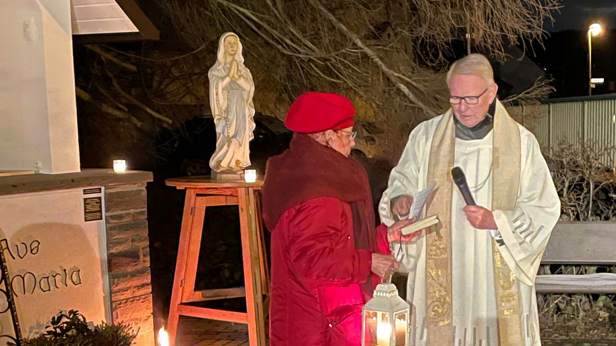 In Kreuzweingarten wird die Rückführung der Erftmadonna im Dezember 2022 an ihren alten Platz gefeiert.