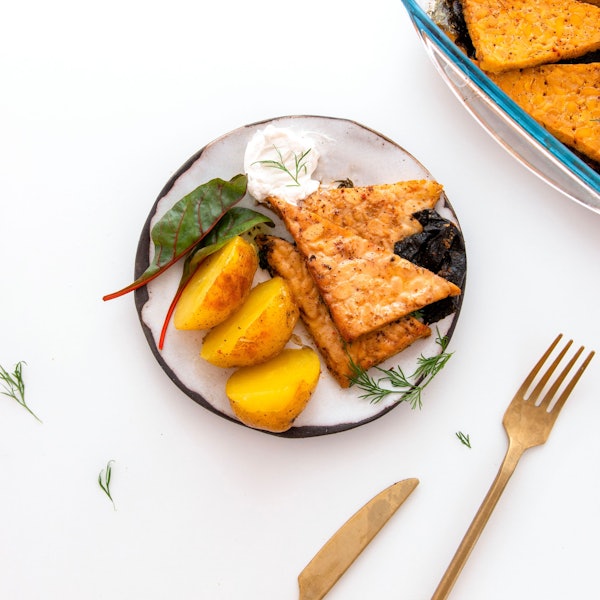 Zitronen-Dill-Tempeh aus dem Kochbuch "All Day Vegan" ist auf einem Teller angerichtet.