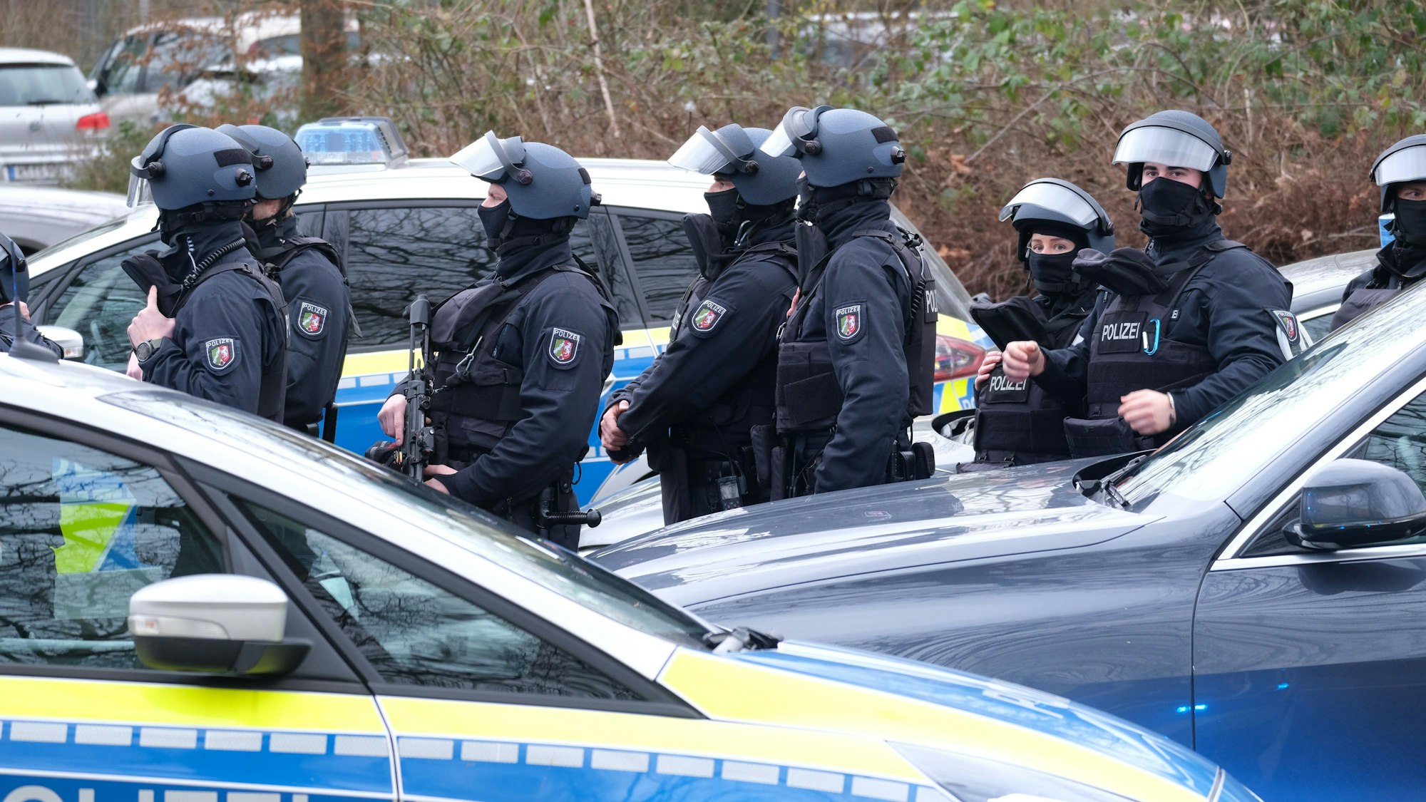 04.02.2022, Köln: Sondereinsatzkommando (SEK)bei einem Amokalarm an der Heinrich-Böll-Gesamtschule. Foto: Max Grönert