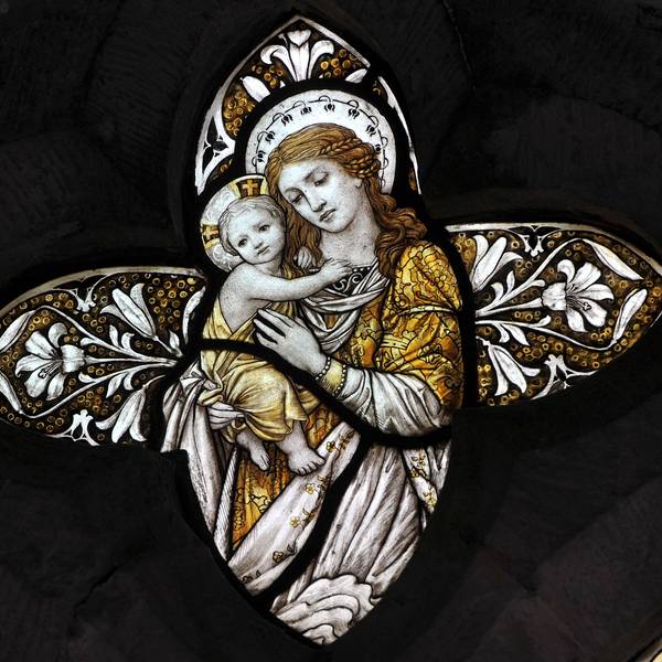 Ein viktorianisches (über 100 Jahre altes) Buntglasfenster in einer englischen Kirche, das eine Krippe darstellt.