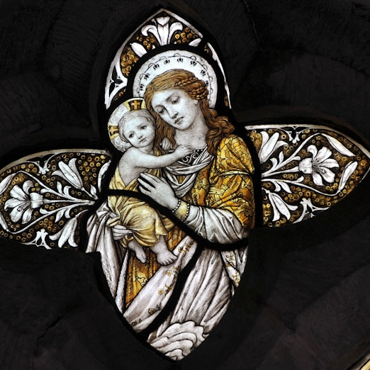 Ein viktorianisches (über 100 Jahre altes) Buntglasfenster in einer englischen Kirche, das eine Krippe darstellt.