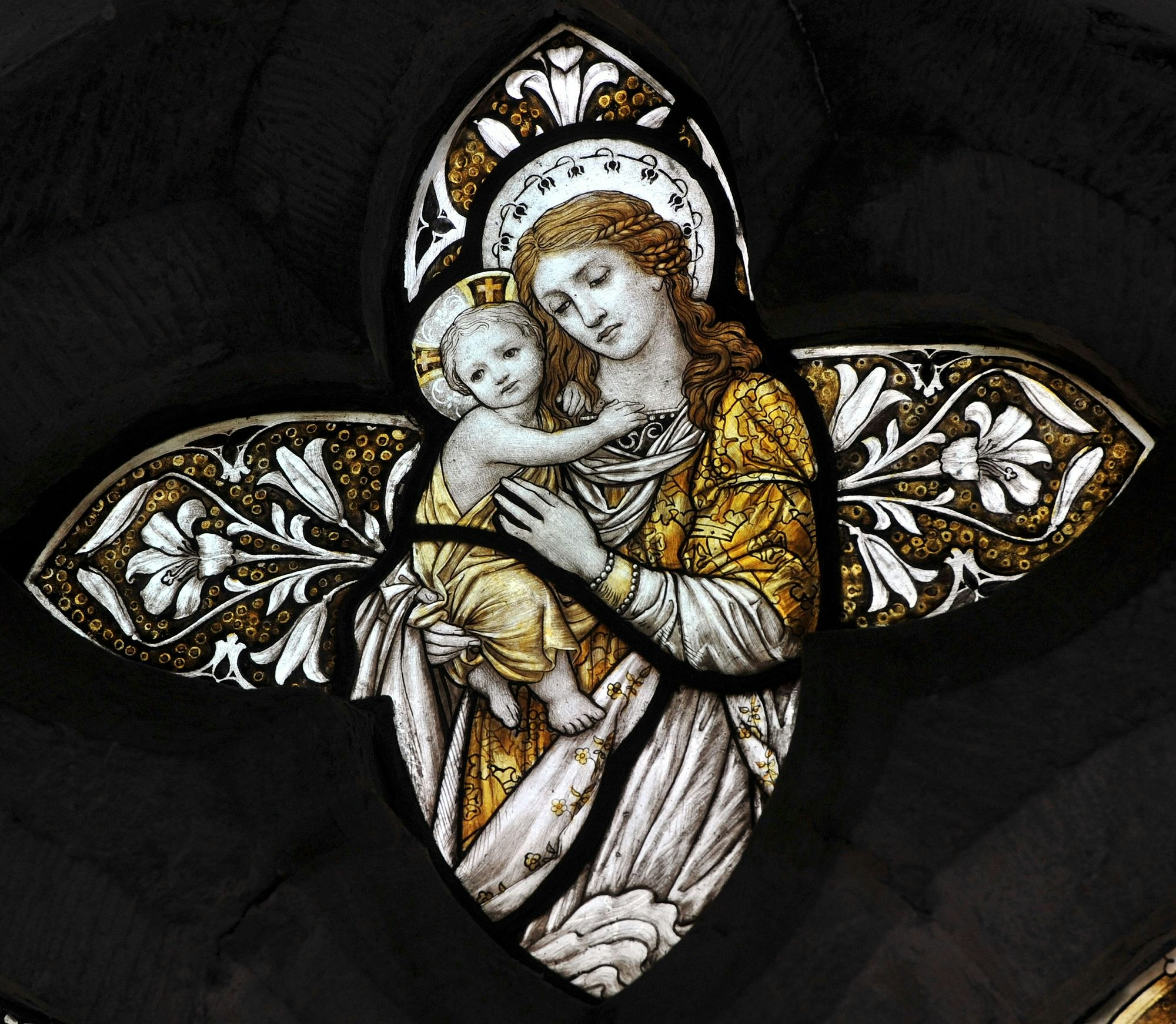 Ein viktorianisches (über 100 Jahre altes) Buntglasfenster in einer englischen Kirche, das eine Krippe darstellt.