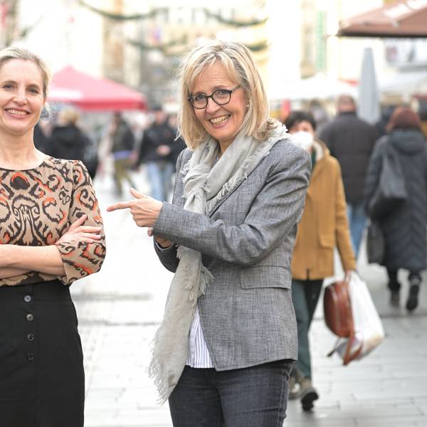 Ellen Lindner und Eva Babatz stehen nebeneinander in der Bergisch Gladbacher Fußgängerzone.