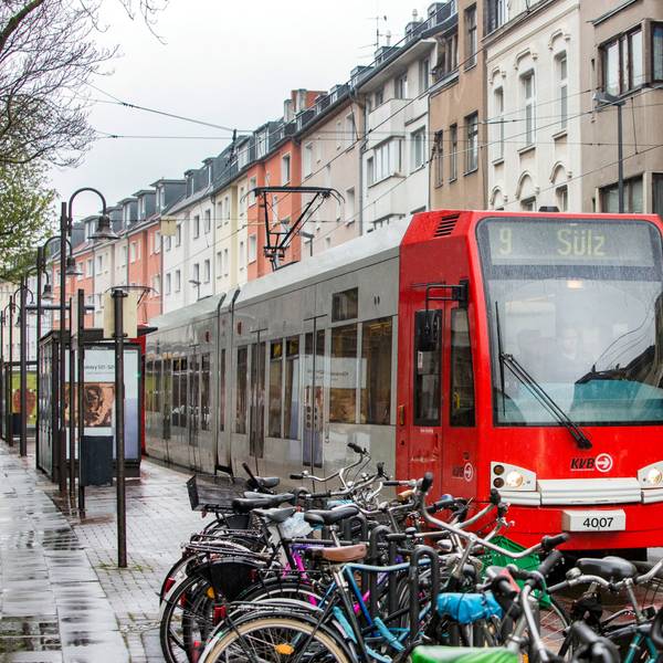 Eine Straßenbahn der KVB fährt an der Zülpicher Straße.