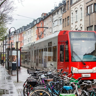 Eine Straßenbahn der KVB fährt an der Zülpicher Straße.