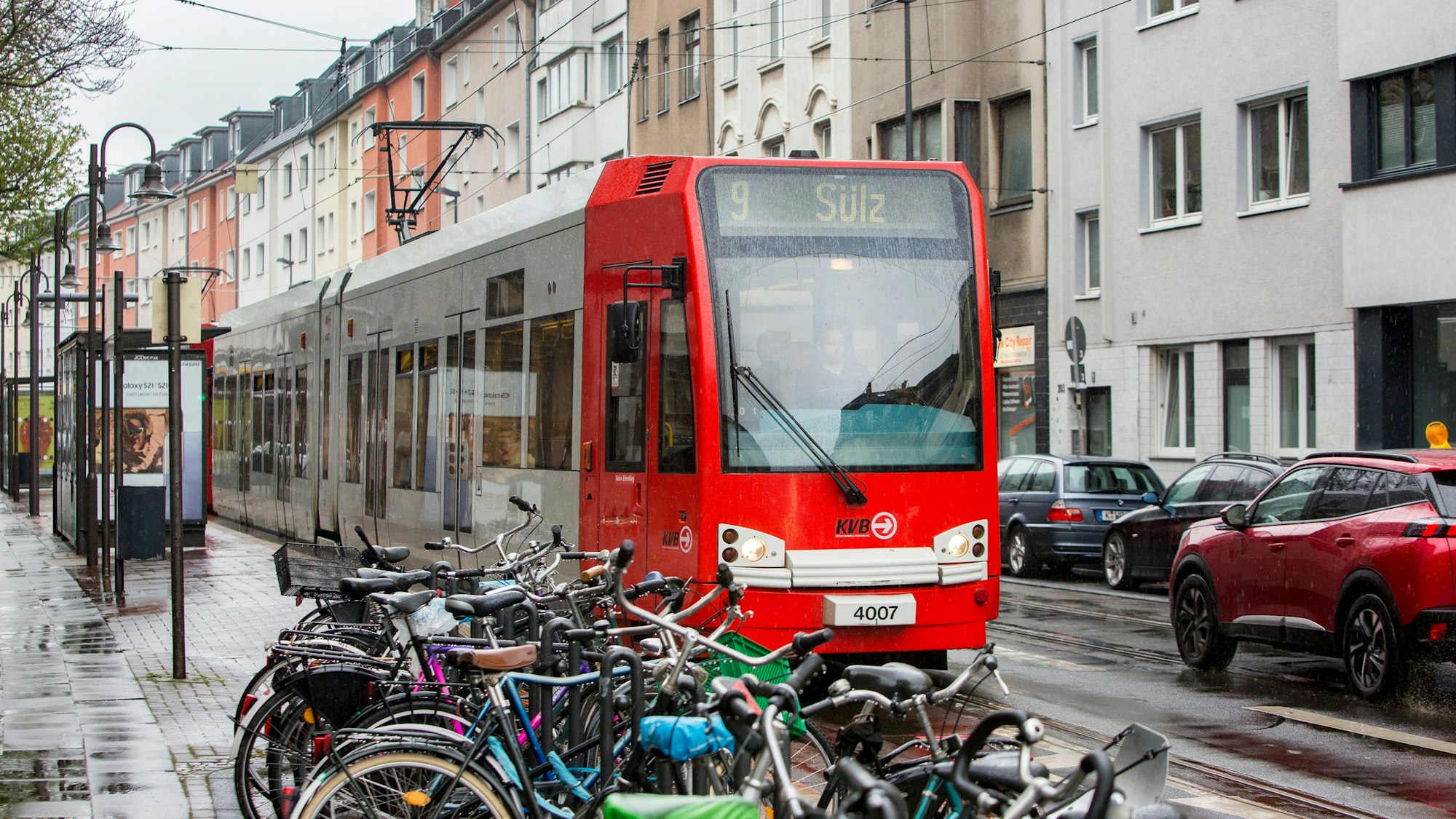 Eine Straßenbahn der KVB fährt an der Zülpicher Straße.