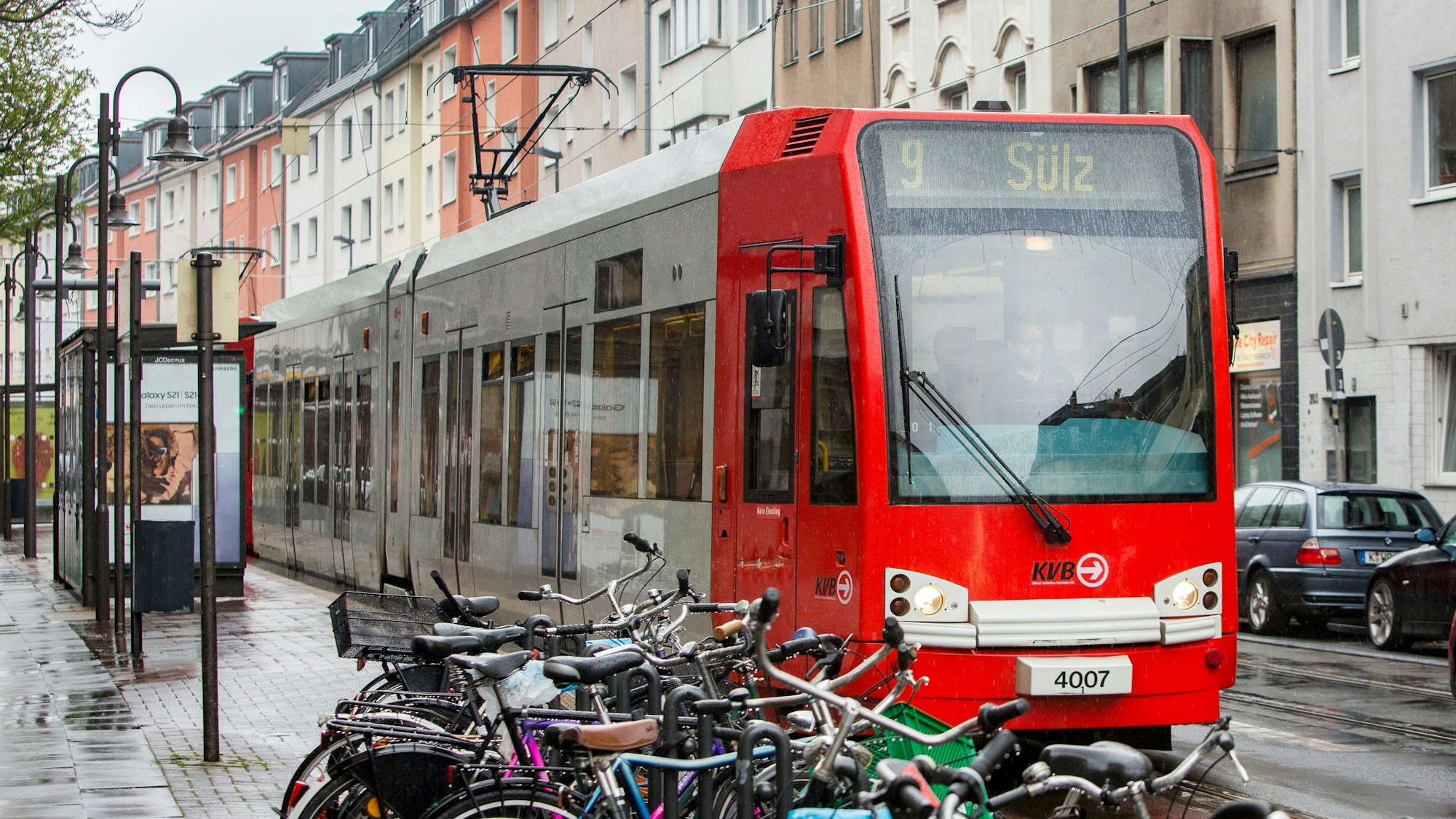 Straßenbahn der KVB in der Zülpicher Straße auf Höhe der Haltestelle Weyertal