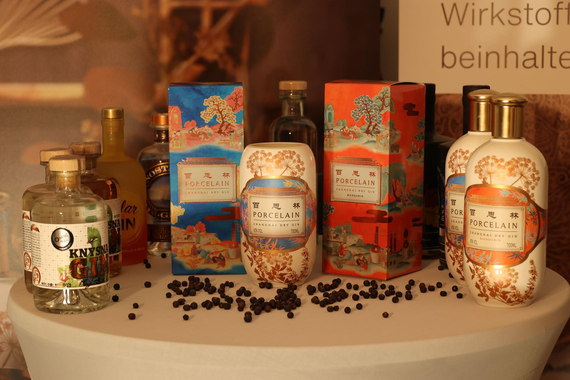 Verkaufstisch mit Flaschen und Cartons chinesischen Gins.