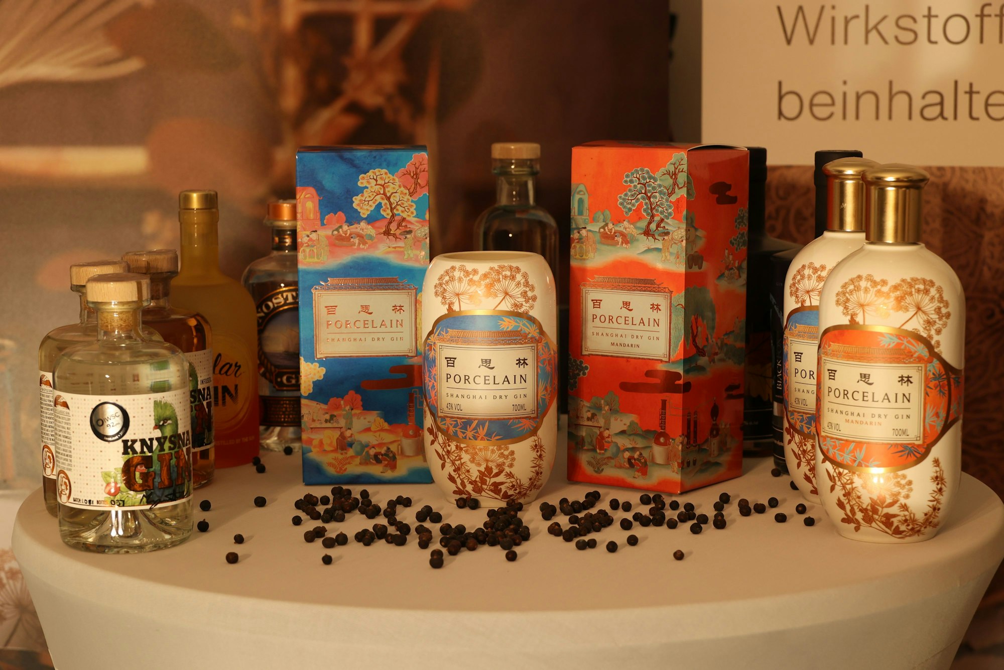 Verkaufstisch mit Flaschen und Cartons chinesischen Gins.