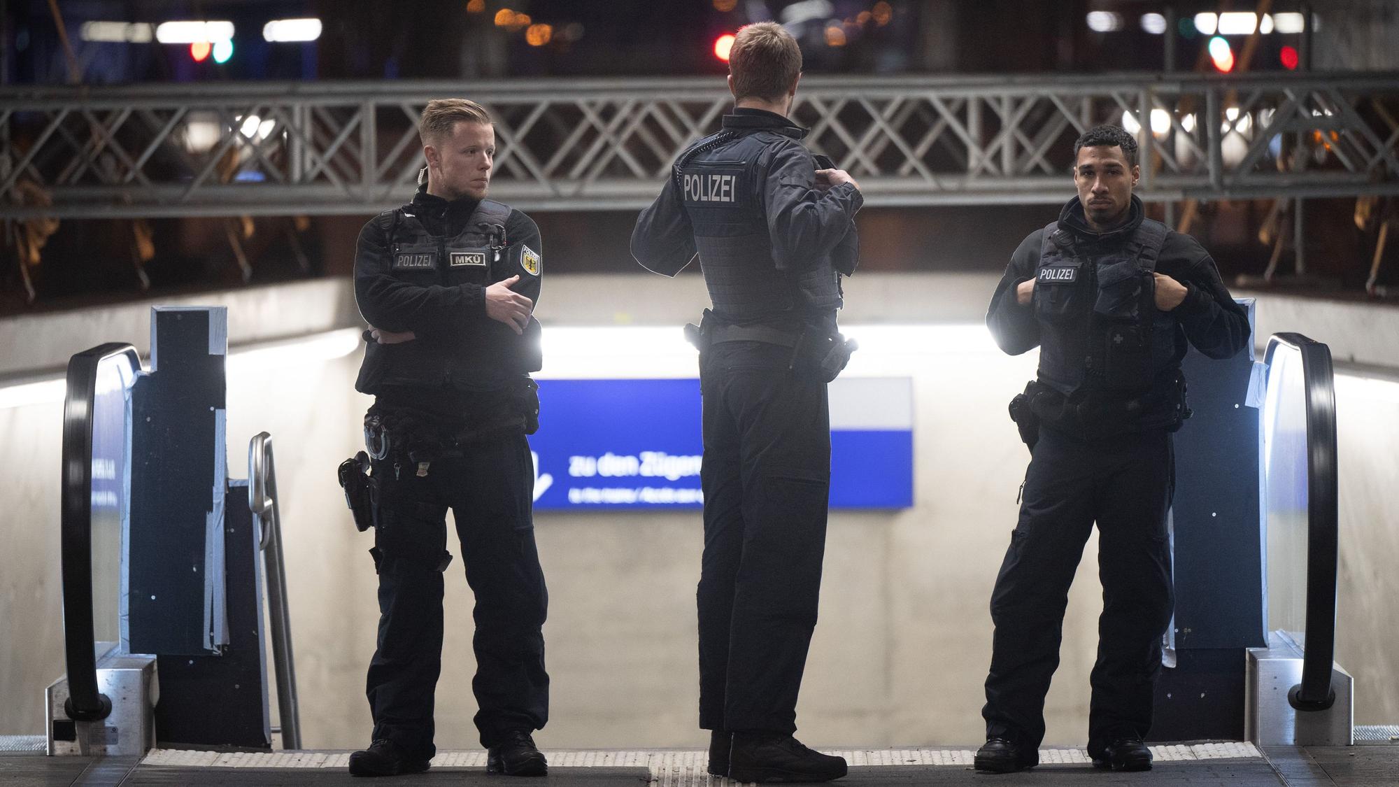 Polizeibeamte stehen in der S-Bahnstation Gateway Gardens in Frankfurt.
