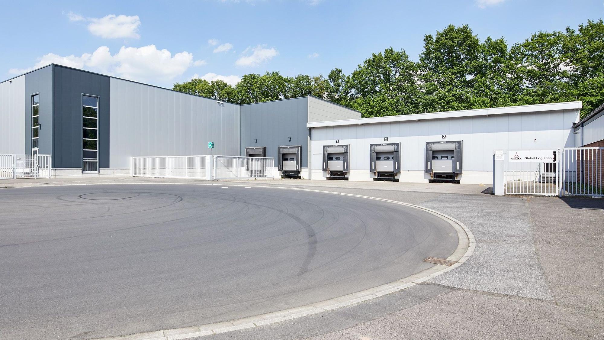 Der Komplex aus Lagerhallen an der Siemensstraße in der Fixheide mit Lkw-Ports
