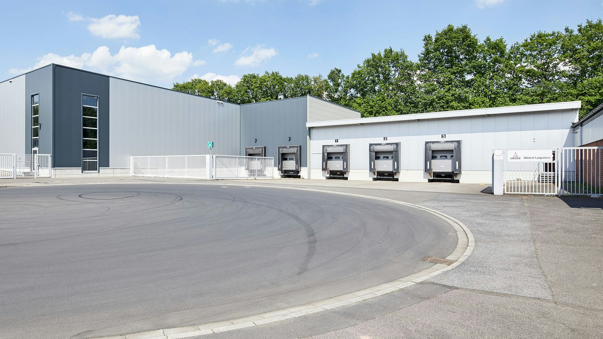 Der Komplex aus Lagerhallen an der Siemensstraße in der Fixheide mit Lkw-Ports