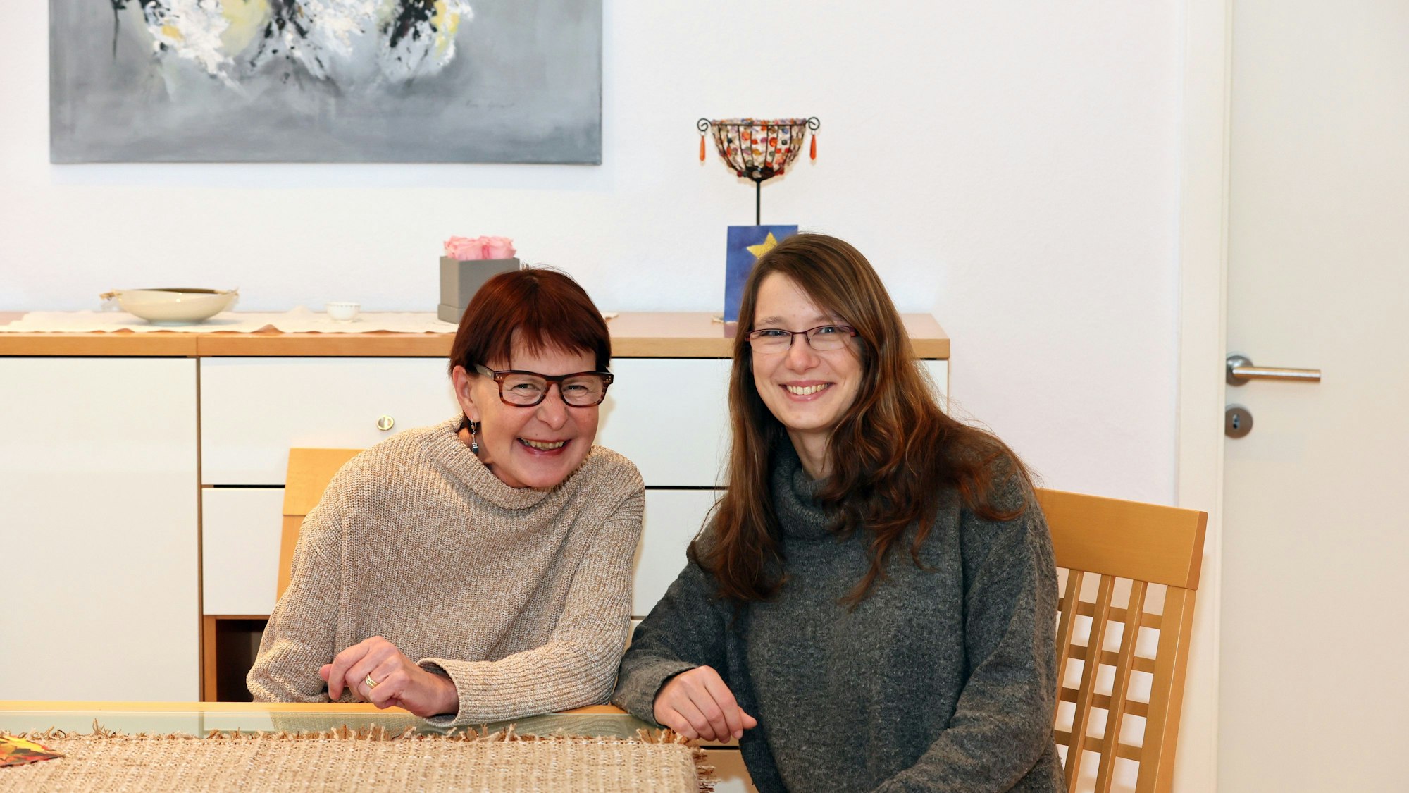 Witwe Hella Mertgens und ihre Nichte Laura Wensauer sitzen am Tisch.