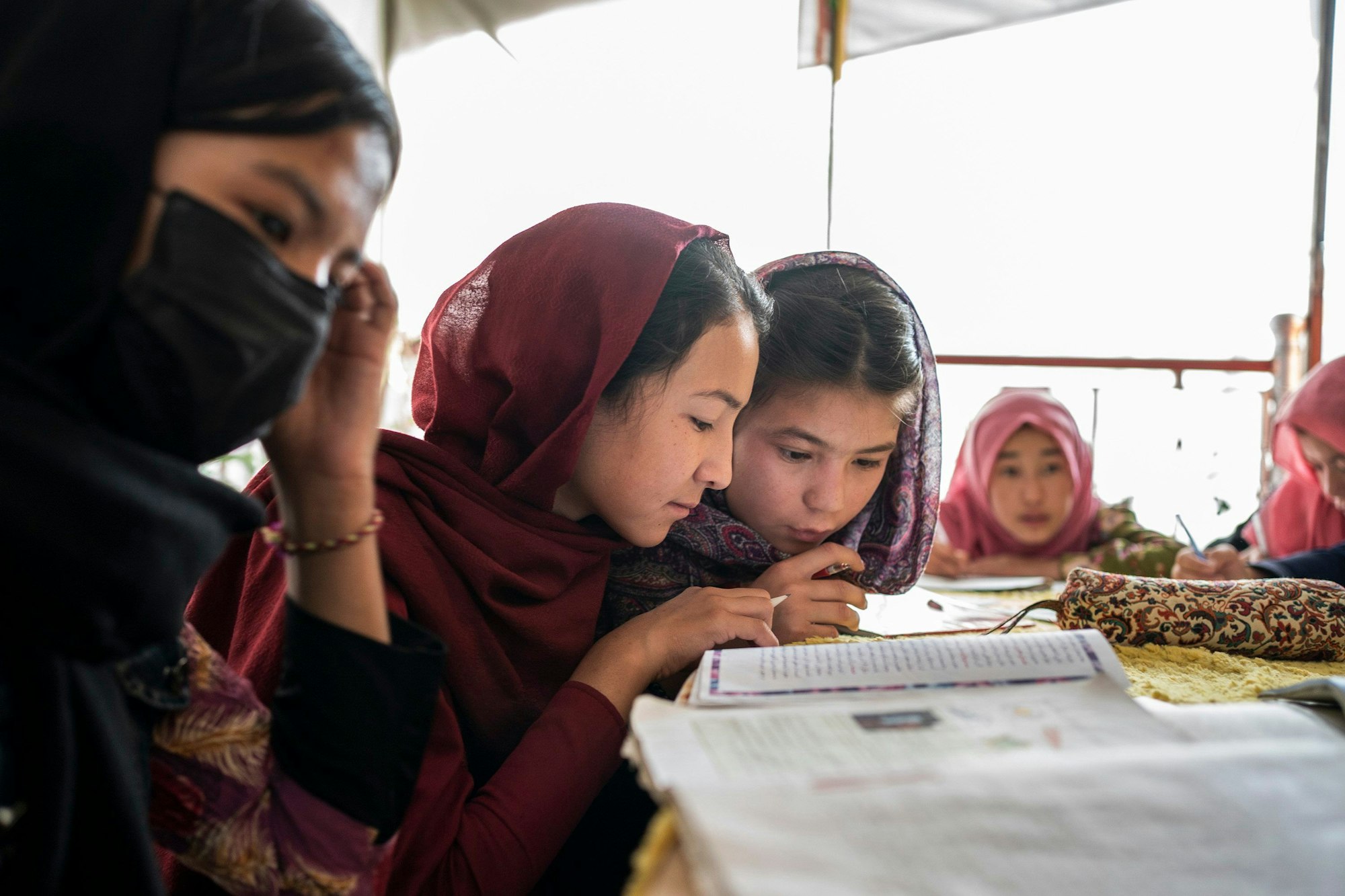 In einem provisorischen Gebäude werden in einem Hinterhof in Kabul, Afghanistan, in einer geheimen Schule Mädchen der 7. und 8. Klasse unterrichtet.