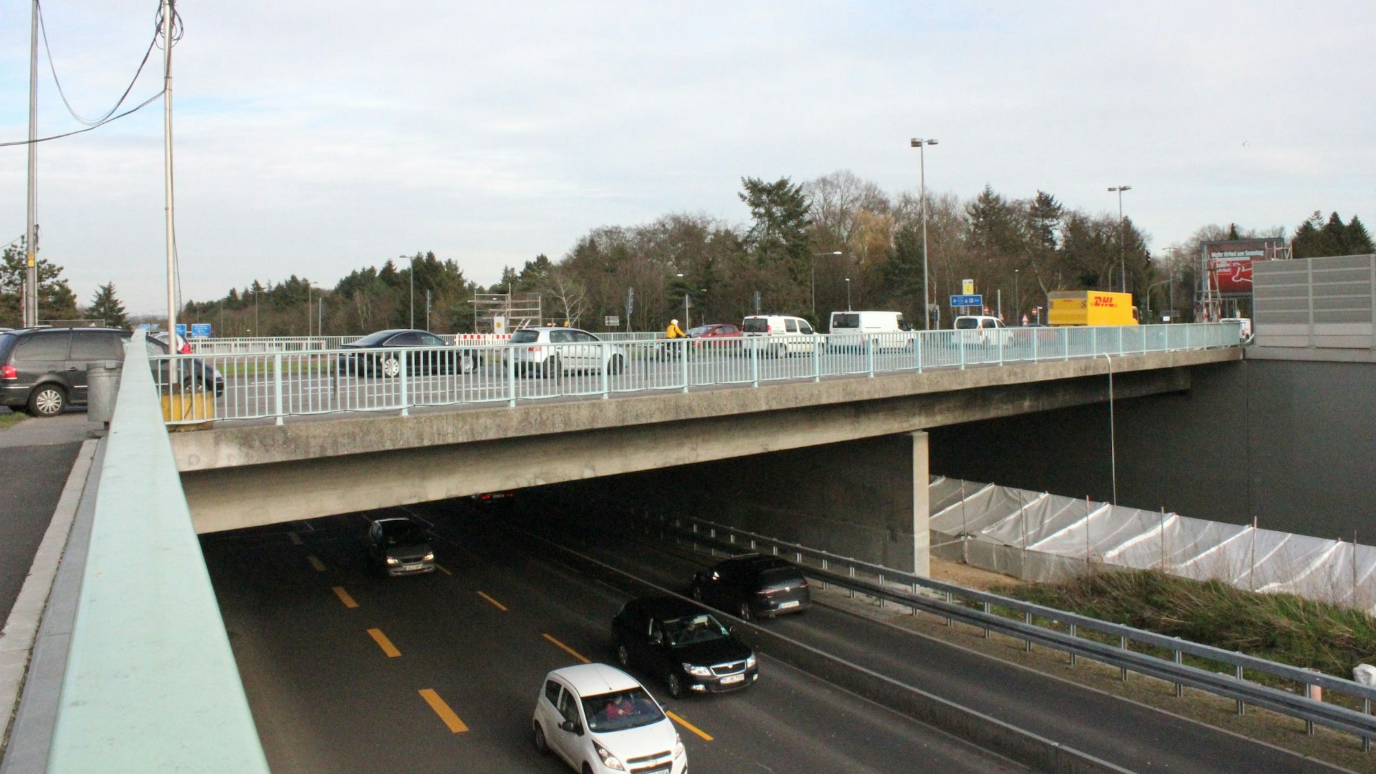 Die Brücke Frankfurter Straße (B8) über der Kölner Stadtautobahn.