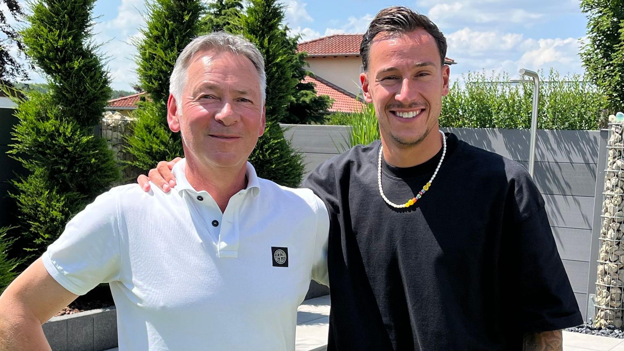 Mario Engels (r.) mit seinem Vater Stephan Engels in dessen Haus in Mondorf