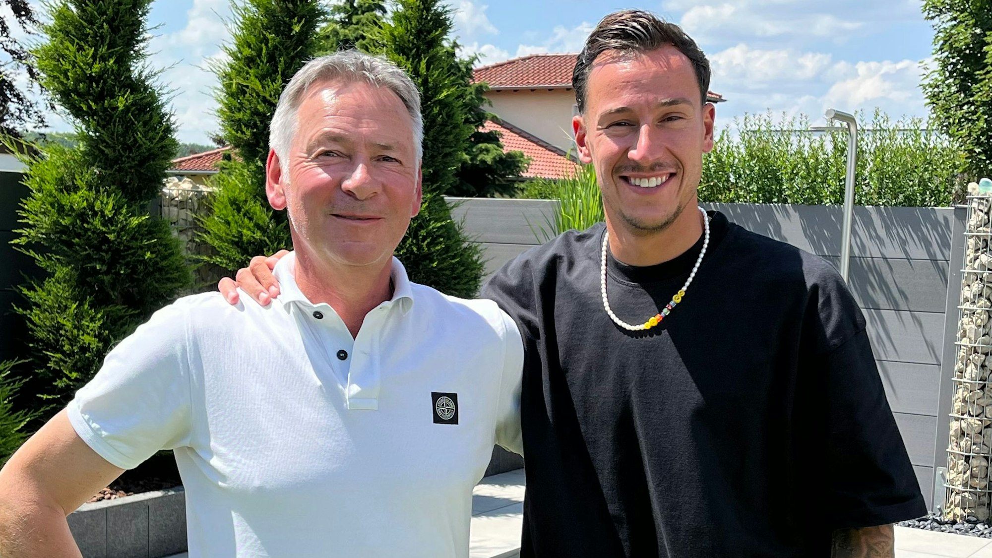 Mario Engels (r.) mit seinem Vater Stephan Engels in dessen Haus in Mondorf