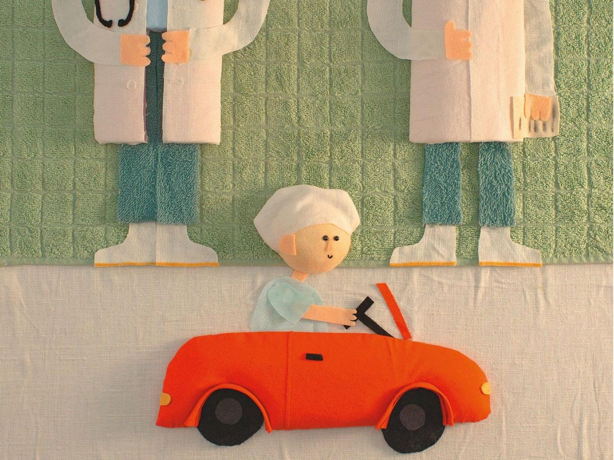 Eine Kind fährt in einem elektronischen Spielzeugauto, Collage aus Stoff