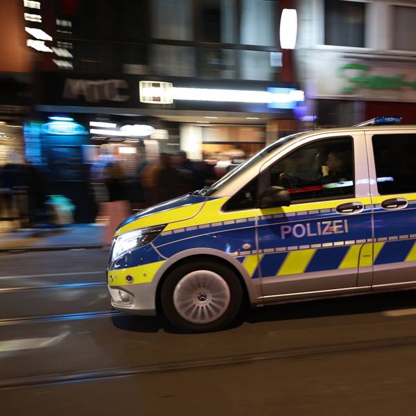 Ein Polizeiauto fährt in der Nacht durch Köln (Symbolfoto)
