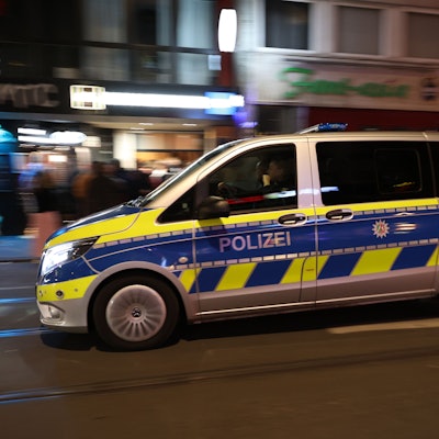 Ein Polizeiauto fährt in der Nacht durch Köln (Symbolfoto)