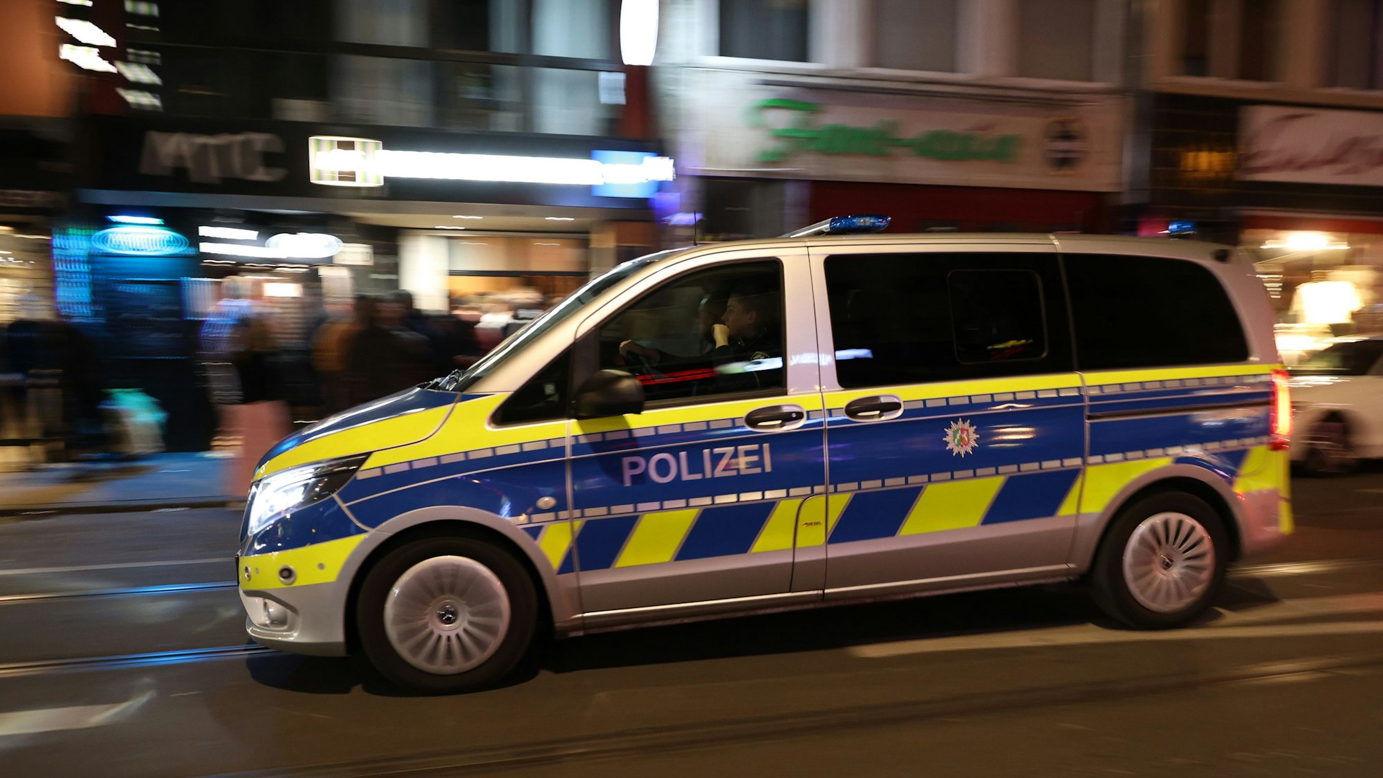 Ein Polizeiwagen düst über die Zülpicher Straße