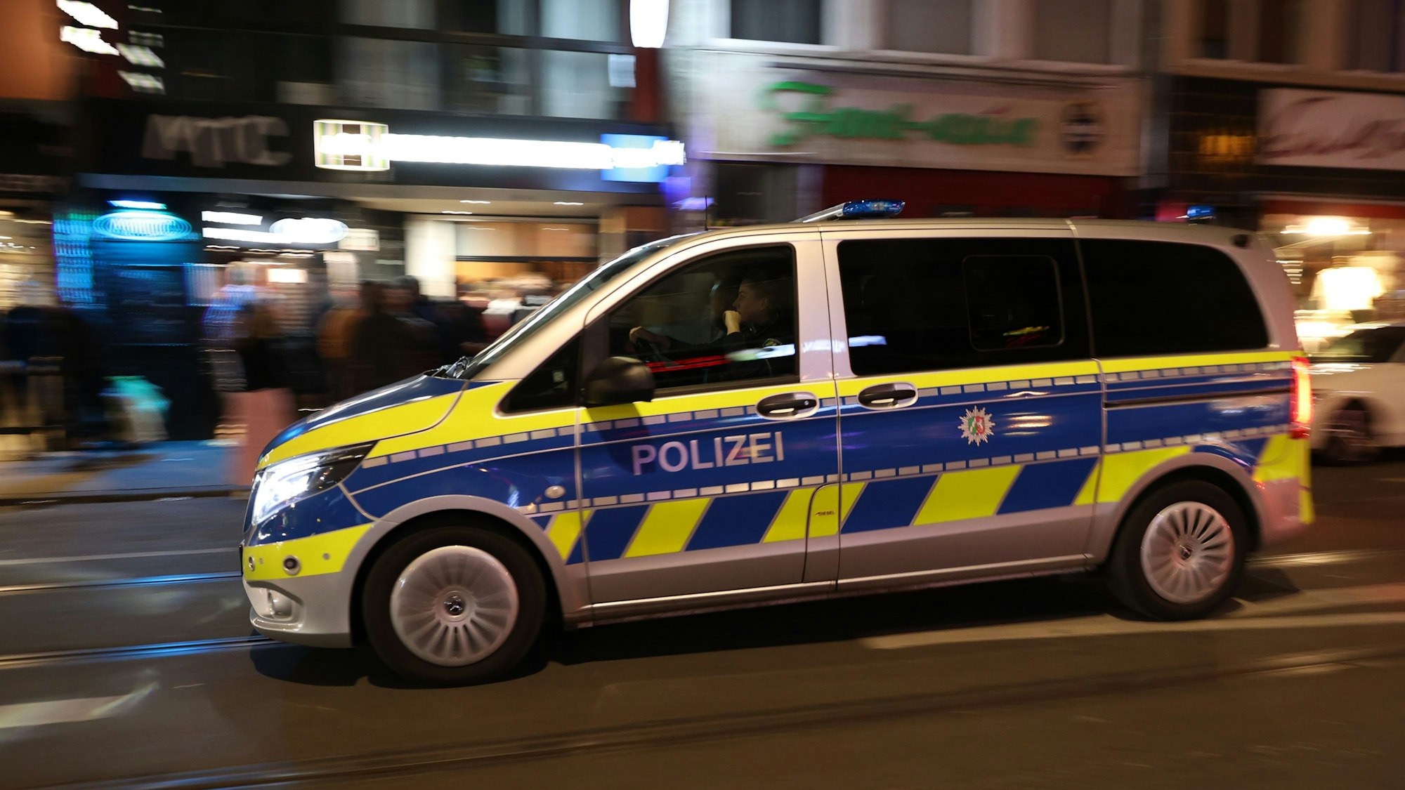 Ein Polizeiauto auf der Zülpicher Straße