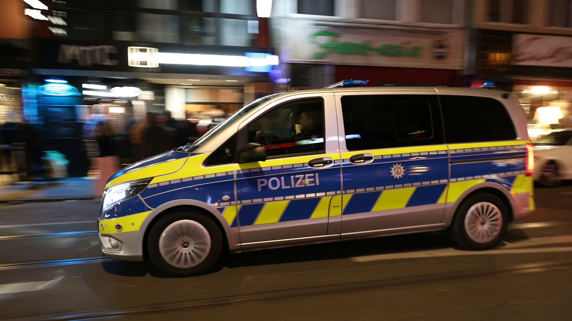 Polizeiauto auf der Zülpicher Straße